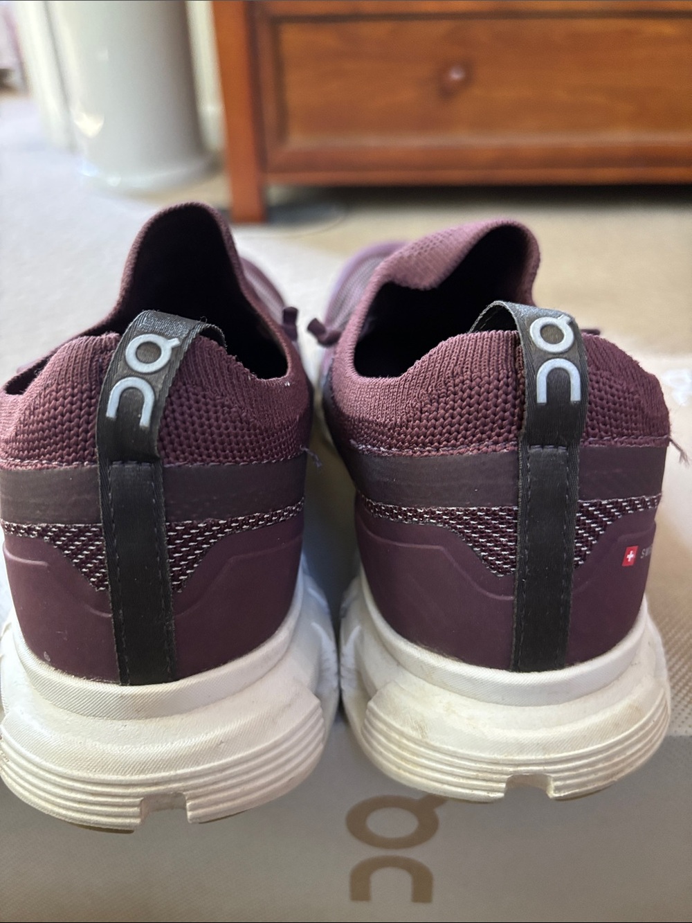 On Running Cloud versa women Running Shoes - mulberry white 8.5 - Picture 8 of 10